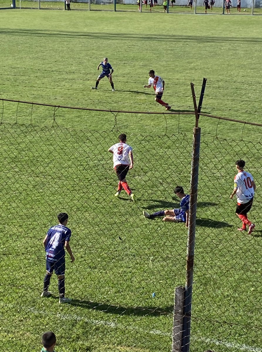 A él le gusta el fútbol y a mi me gusta el