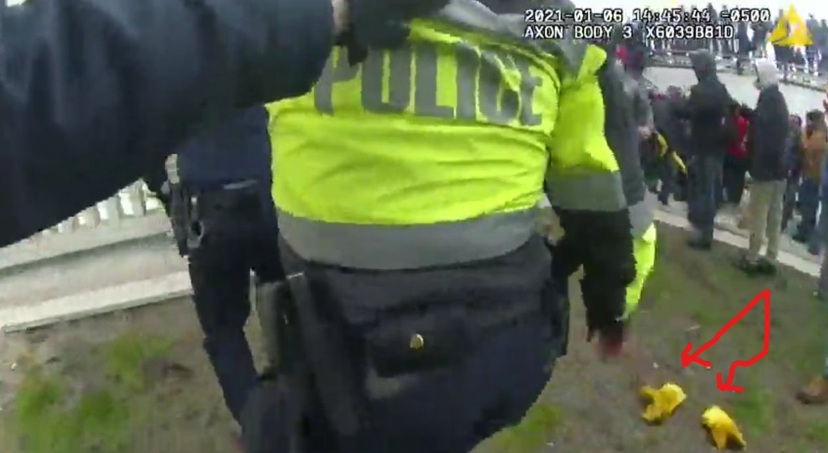 AmericanSummer4's tweet image. this is a #yellowgloves mystery. Cops walking the #jan6 #fedsurrection and what looks like our favorite brand new yellow leather gloves...all alone...abandoned...laying on the ground. So sad. Like two dogs that got lost together...sniff sniff.