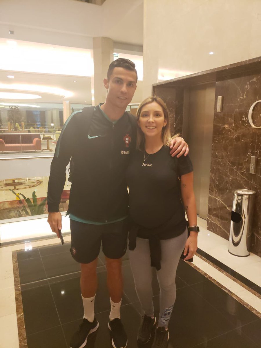 Por allá les dejé el Story Time de cuando le conocimos a Cristiano Ronaldo 🫶🏻
Portugal, Lisboa 2019
vm.tiktok.com/ZMryq5qxq/