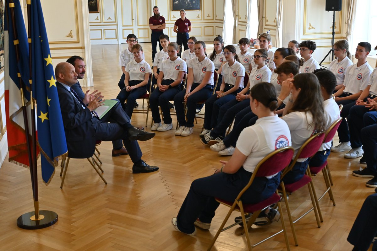 Prefet57's tweet photo. #SNU | Laurent Touvet, @prefet57, a rencontré et échangé avec les jeunes volontaires engagés dans le service national universel à l'ADEPPA de #Vigy. 🇫🇷
➡️ Un séjour de cohésion pour les jeunes de 15 à 17 ans au service d'une mission d'intérêt général.
➕ d’infos sur le SNU 👉 https://t.co/jJd3ITyRYU
