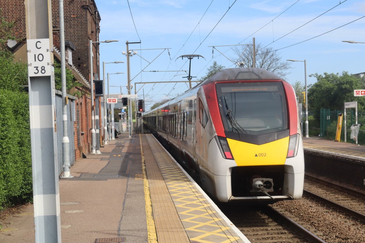TransportDarik's tweet image. Seen passing at Brimsdown is @greateranglia Class 745002 working a Stansted Express service from London Liverpool Street to Stansted Airport #class745 #ga #greateranglia #flirt #stadler #railway #uk #trains #trainspotting #trainspotter #brimsdown #london