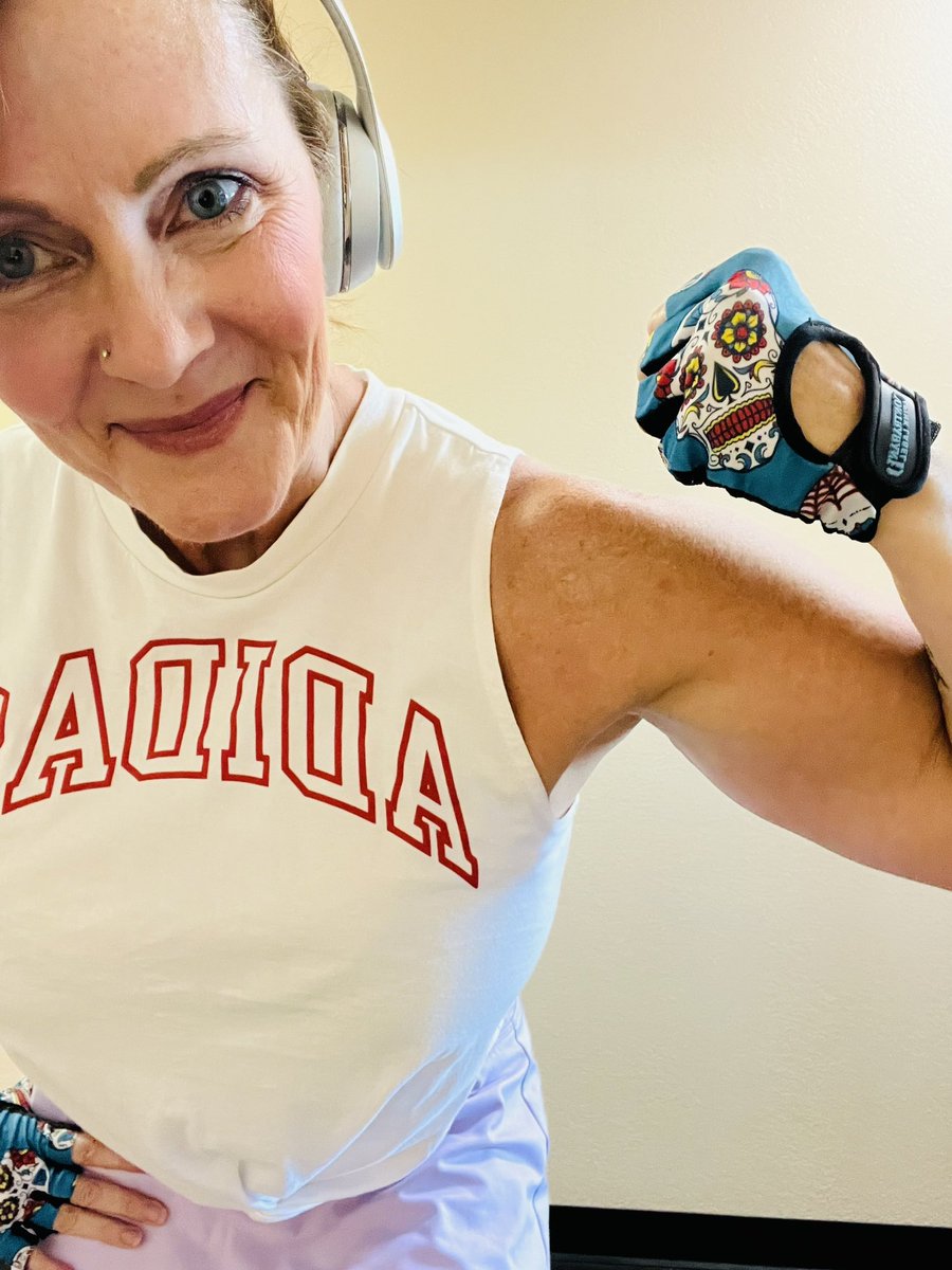jewels2bfit's tweet image. Upper body workout #core #upperbodyworkout completed now get steps i#Muscle #Strength #WomenWhoLift #HealthyLifestyle #WomenWhoLiftWeights #jewels2bfitagain #WomenOver50