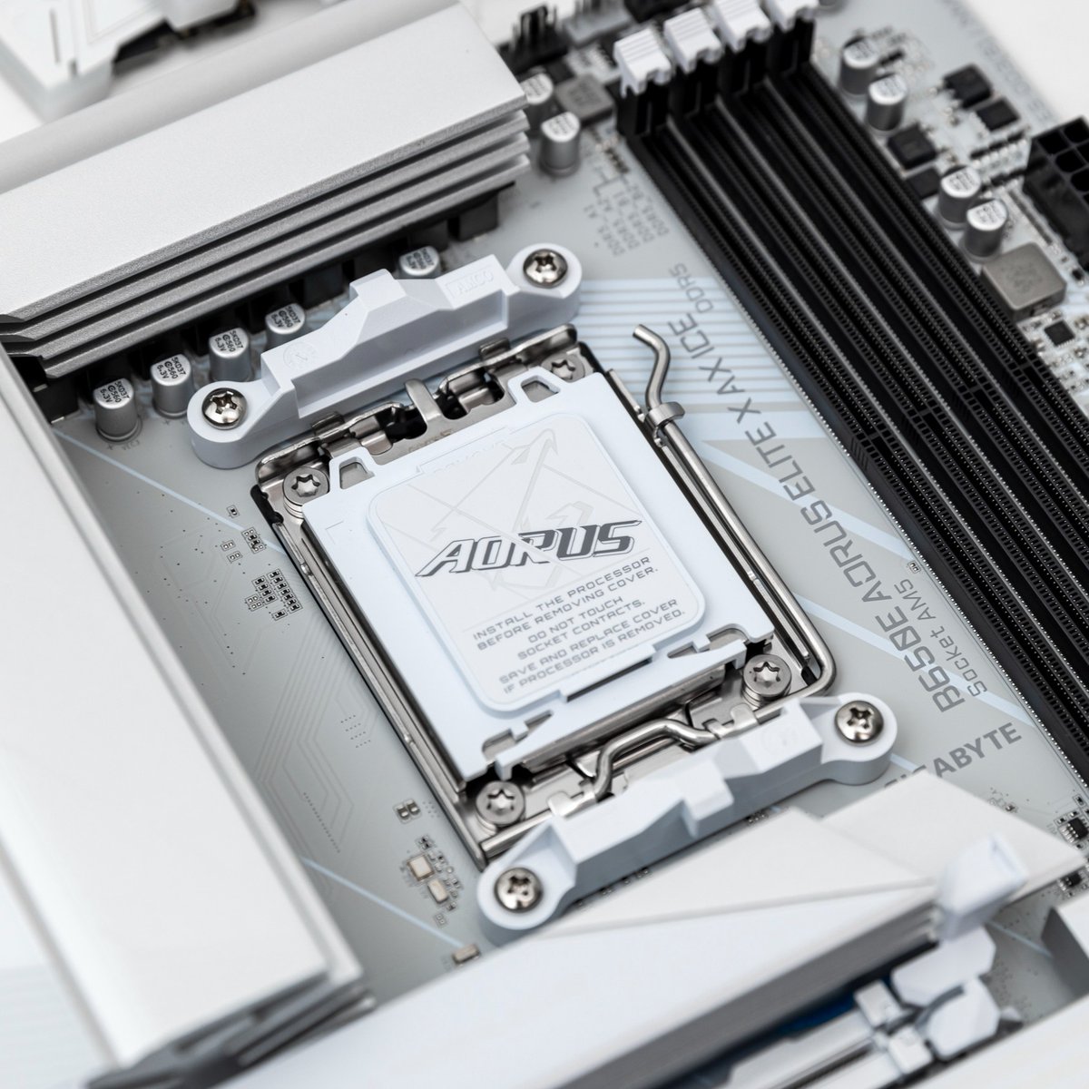 AORUS_NA's tweet photo. Getting up close and personal with our B650E AORUS ELITE X AX ICE Motherboard 🤍🐻❄️
#AORUS #AORUSNA #GIGABYTE #B650E #Motherboard #Gaming #PCGaming #GamingComputer #GamingPC #MOBO #WhitePCBuild #Aesthetic #Gamers #TeamUpFightOn https://t.co/pkthJecUJK