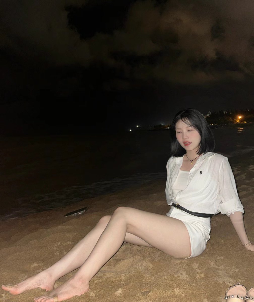 XXX1199742's tweet photo. 真想看到骚妈的人妻大胸朋友被渔民抱起来猛肏。 https://t.co/W51xBzBvxV