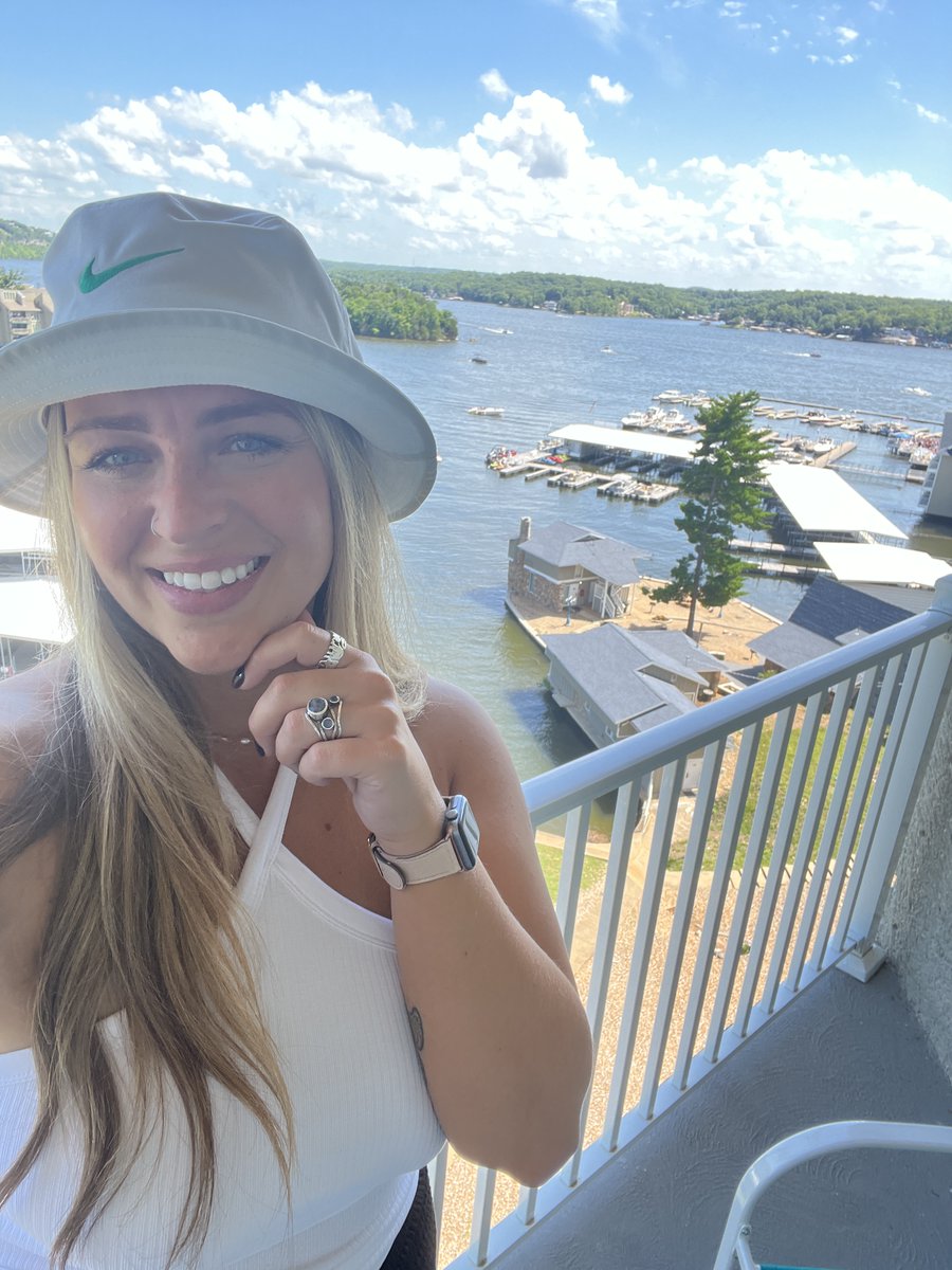 RaybanRachel's tweet photo. Ozarks was a vibe. https://t.co/31ddaHpyMj