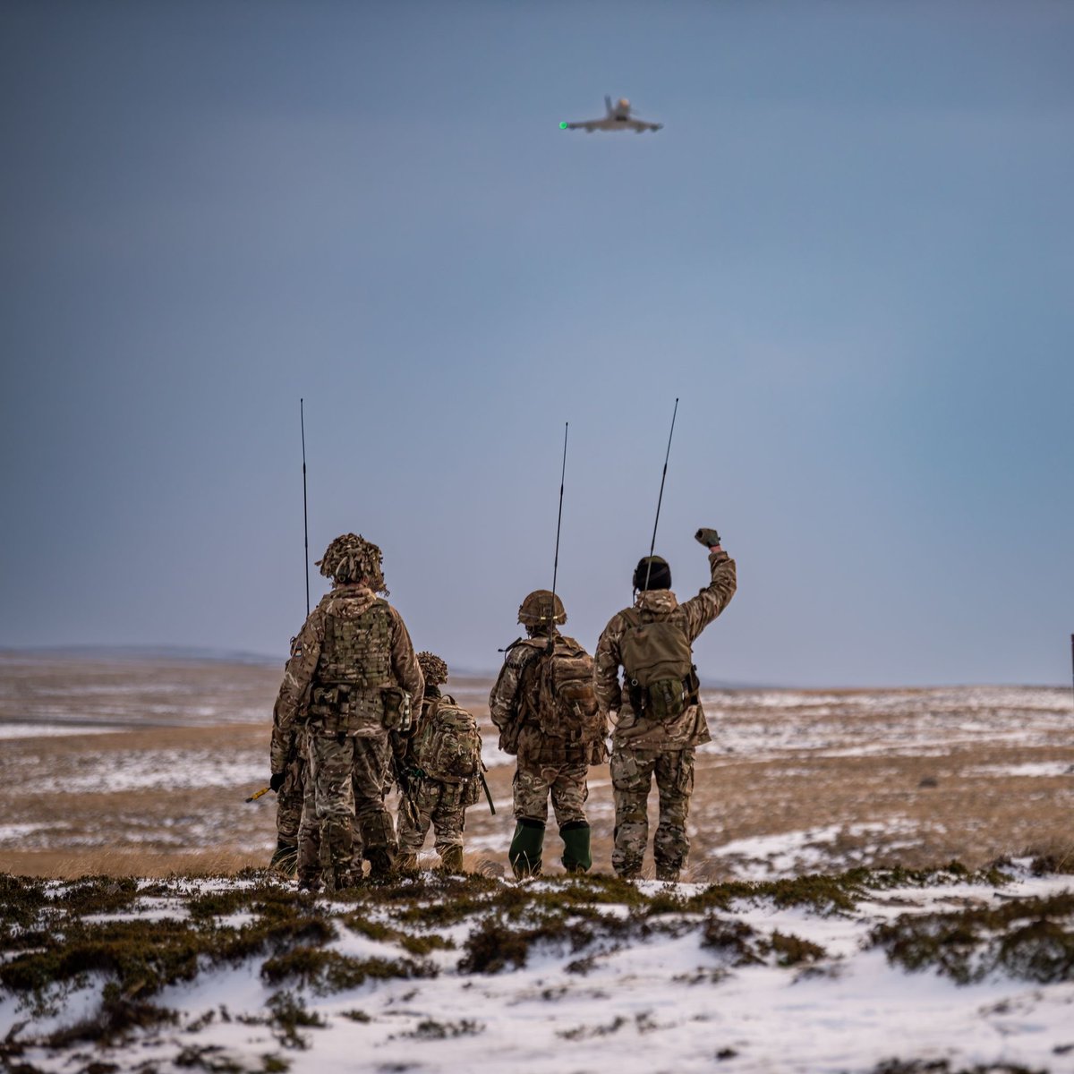 SA_Defensa's tweet image. 📍Falkland Islands (Islas Malvinas)

The #British (🇬🇧) concluded multi-branch exercises on the Falkland Islands (Islas Malvinas) with the Army, Air Force, &amp;amp; Navy taking part.

The @RoyalNavy’s HMS Forth, and the @RoyalAirForce Typhoons, &amp;amp; a A400M Atlas deployed for the exercise.
