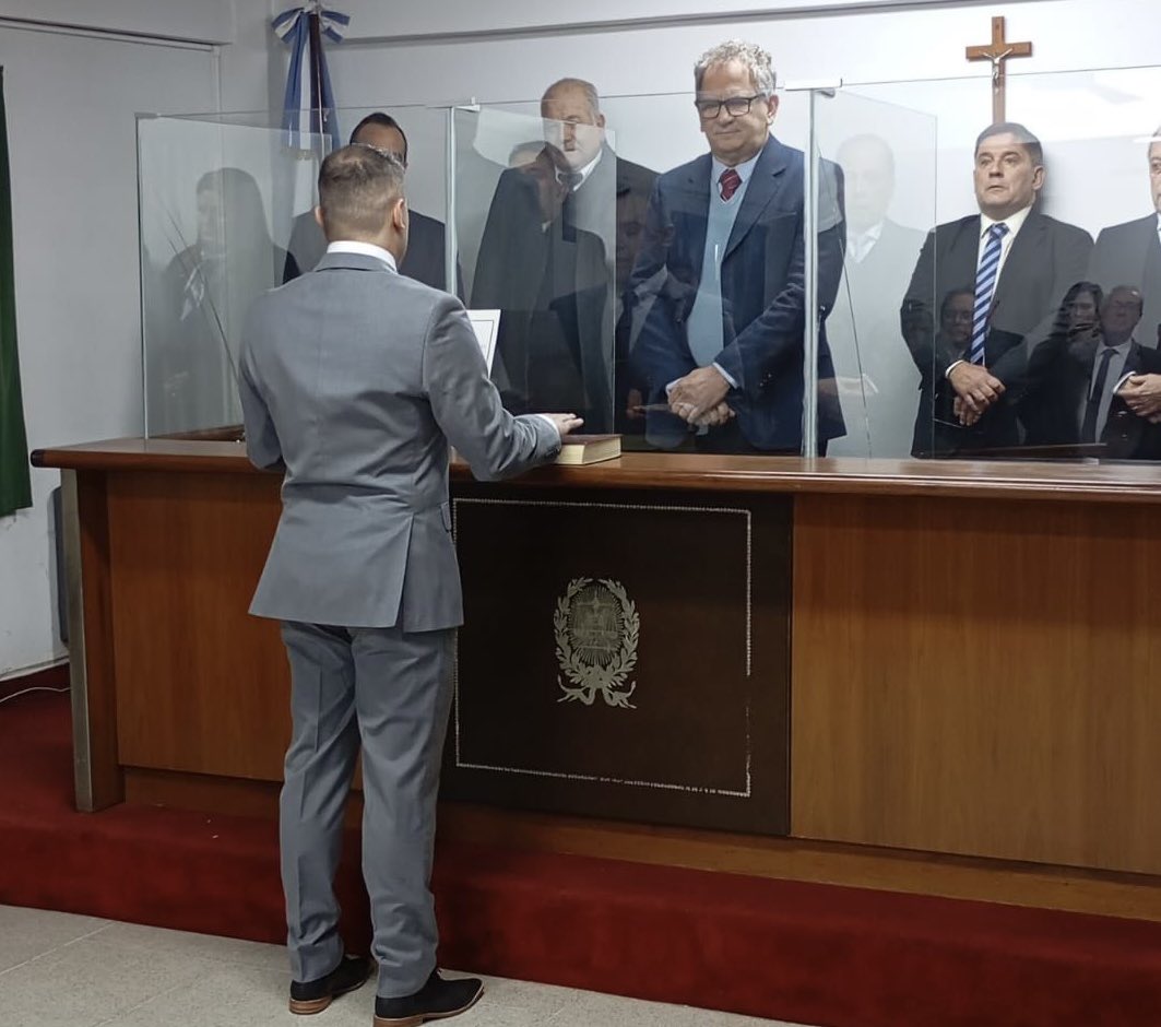 DrMartinezUNLaM's tweet photo. Mis felicitaciones a Eduardo Sánchez, egresado de la @UNLaMOficial, quien juró como Juez del Tribunal Criminal Nro. 3 de La Matanza. 

Su trayectoria es un ejemplo del impacto positivo de nuestra formación académica en el ámbito judicial. 

¡Felicitaciones, Eduardo! https://t.co/xW9Y3HzYOO