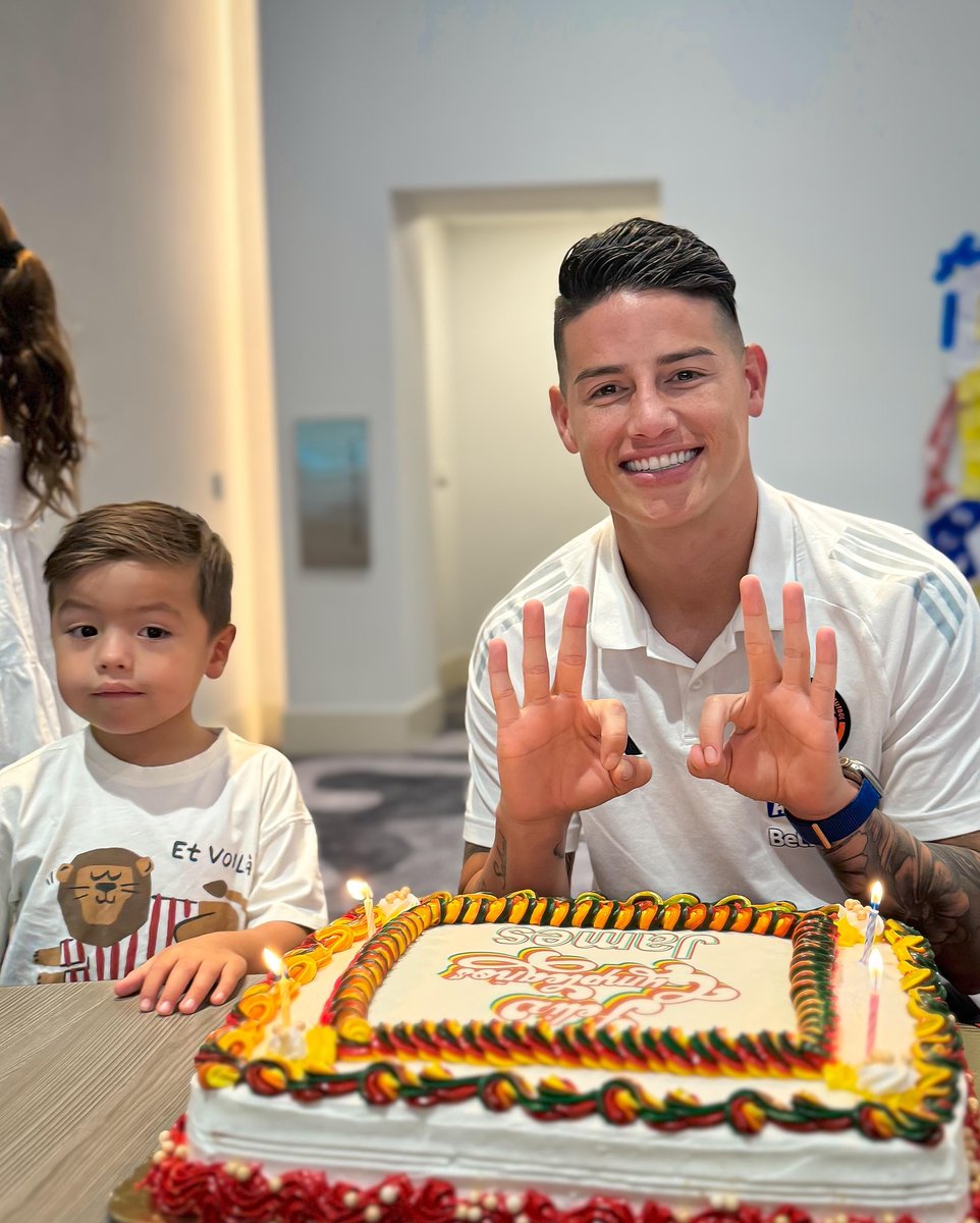 SC_ESPN's tweet photo. ¿Tendrá regalo el domingo? James Rodríguez festeja su cumpleaños junto a sus hijos en la concentración de Colombia a días de la final de la #CopaAmérica 🎂🇨🇴. https://t.co/TnVIUZ4kcn