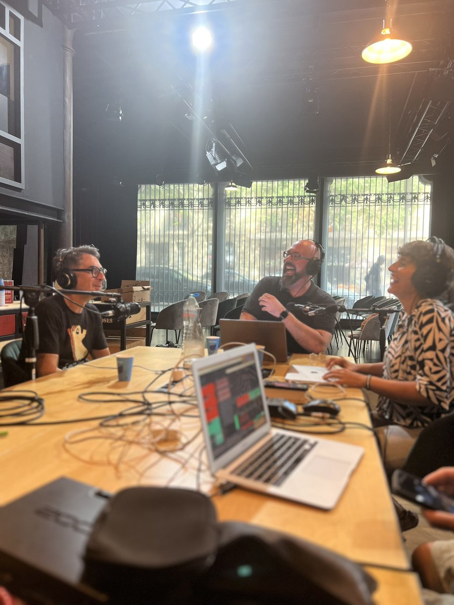 Hoy han pasado cosas con <a href="/Berto_Romero/">Berto Romero</a> <a href="/Manuel_de_BCN/">Manuel de BCN (Daniel Guillén)</a> e <a href="/iMeMiNe/">Marta G. Navarro 🎙️📻</a> 🥹🥹🥹🥹