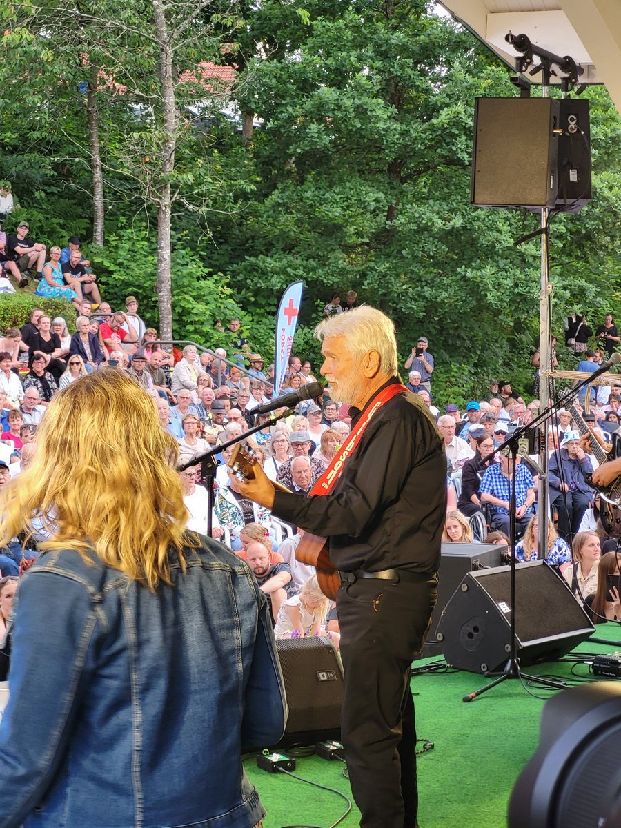 tiffare's tweet photo. Historisk kväll i Örkelljunga då man får tillfälle att stå bara ett par meter ifrån mannen som var med och invigde Tornhallen för 41 år sedan. @TornsIF1965 https://t.co/byAmR9aoqC