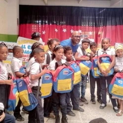 Gracias al 1x10 del Buen Gobierno y al apoyo del Presidente Nicolás Maduro,
estudiantes de Miranda reciben útiles y uniformes escolares.   ¡Seguimos trabajando por la educación de calidad para todos los niños, niñas y jóvenes de Venezuela!
