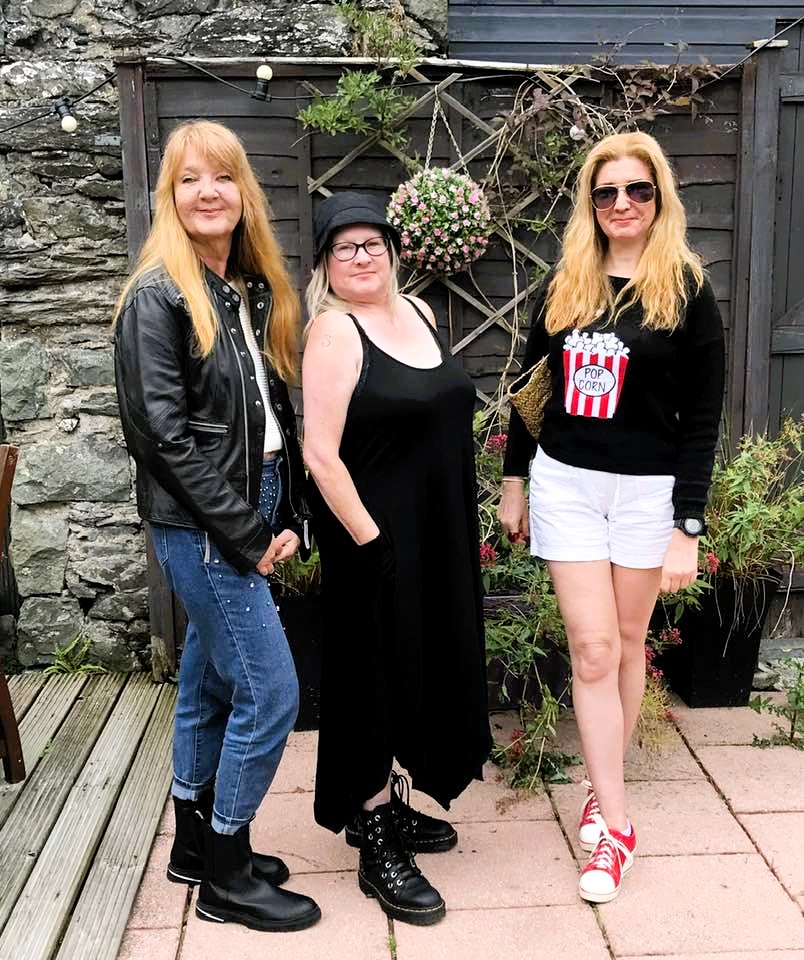 MandyAstle's tweet image. Rare pic of me &amp;amp; both of my sisters together (Michelle, in the middle, lives in Devon and is visiting at the moment) #sisters #FamilyFun #fundaysout