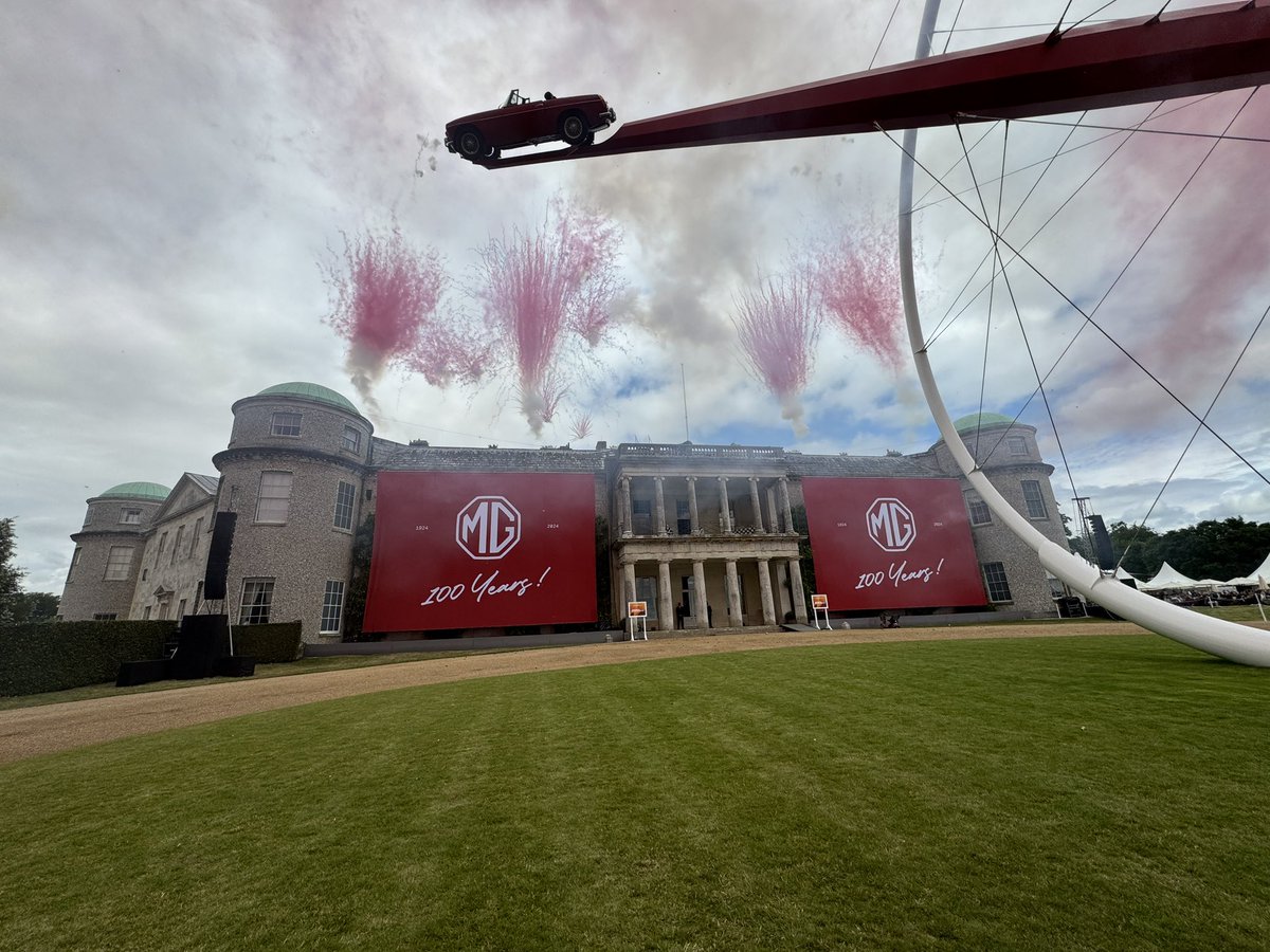 MikeYau8's tweet image. Day 1 @fosgoodwood was amazing to view the @rafredarrows from the roof top of the Goodwood house was an amazing experience, along with the @redbullracing paddock guided tour.

Looking forward to the weekend!

#FOS2024 #redarrows #goodwoodhouse