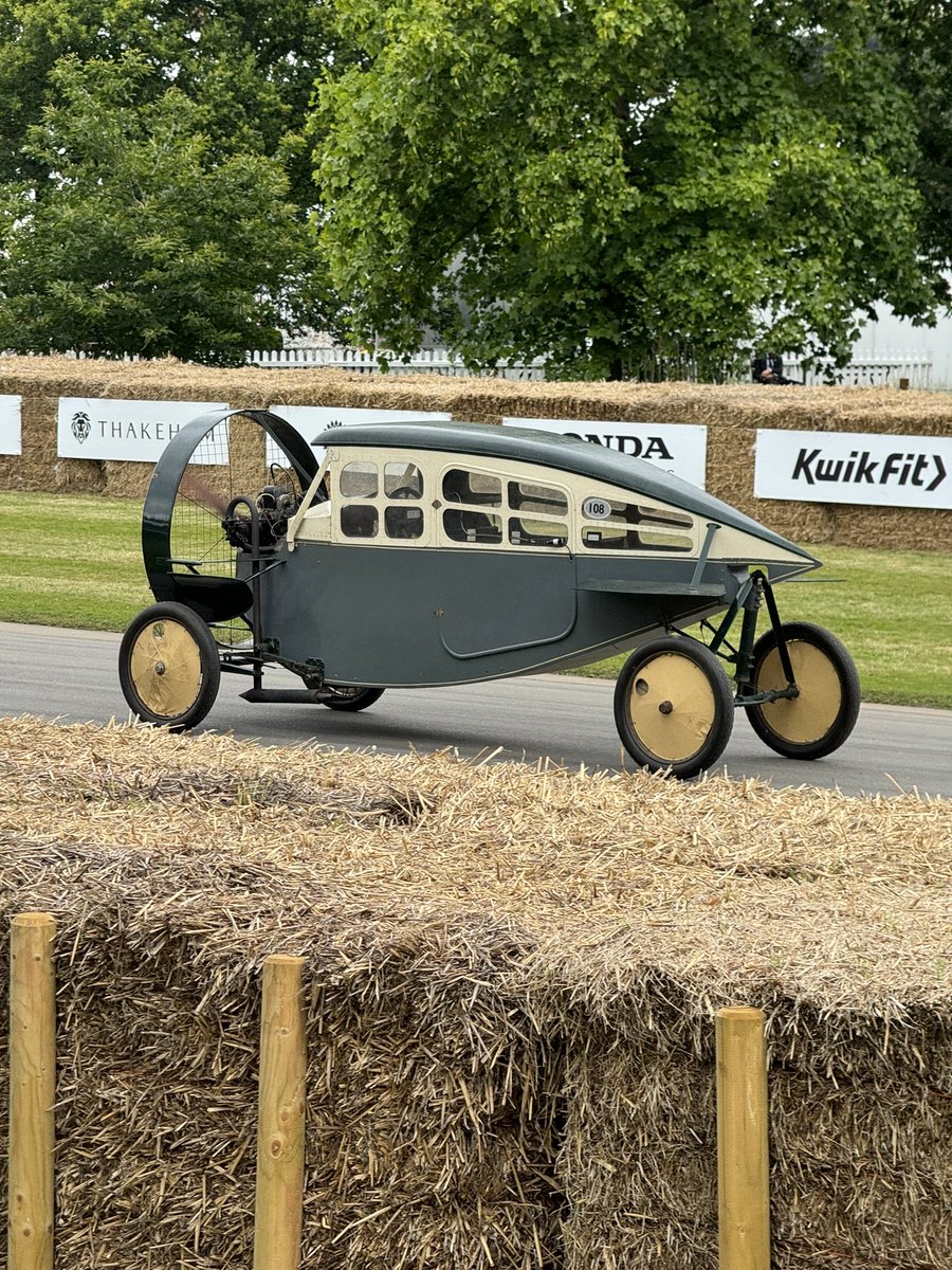 MikeYau8's tweet image. Day 1 @fosgoodwood was amazing to view the @rafredarrows from the roof top of the Goodwood house was an amazing experience, along with the @redbullracing paddock guided tour.

Looking forward to the weekend!

#FOS2024 #redarrows #goodwoodhouse