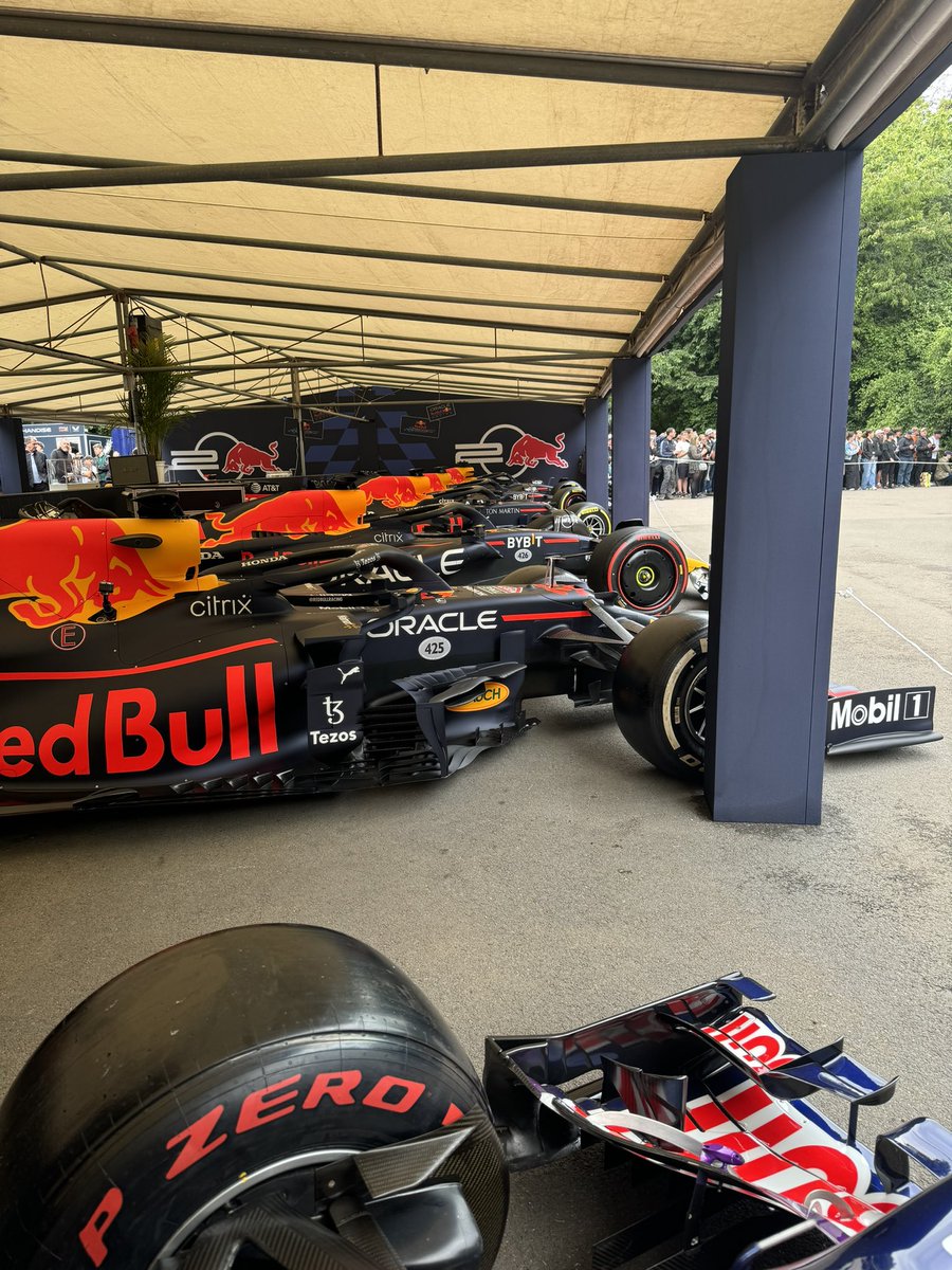 MikeYau8's tweet image. Day 1 @fosgoodwood was amazing to view the @rafredarrows from the roof top of the Goodwood house was an amazing experience, along with the @redbullracing paddock guided tour.

Looking forward to the weekend!

#FOS2024 #redarrows #goodwoodhouse