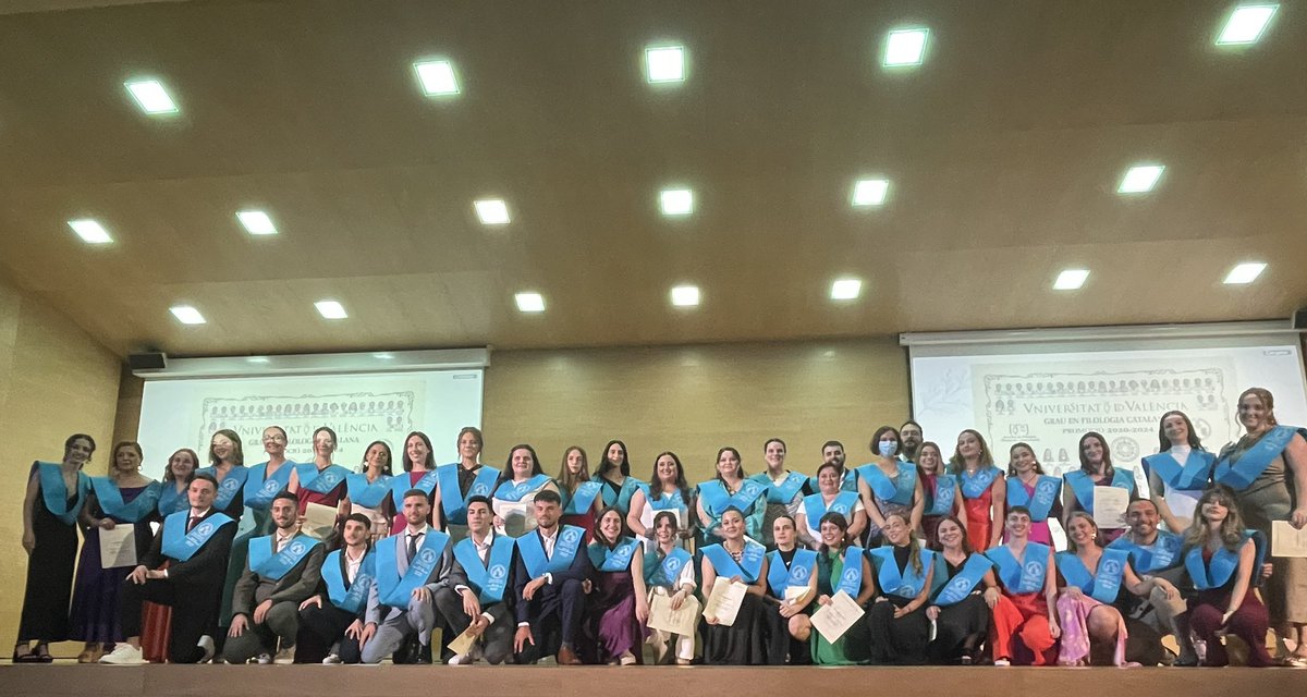 Foto final de l’acte de graduació de la promoció 2020-2024.

Amb un somriure –i un punt de nostàlgia–, continuem.

<a href="/UV_EG/">Universitat València</a> 
<a href="/FILTRADCOMUV/">Facultat de filologia, Traducció i Comunicació UV</a>