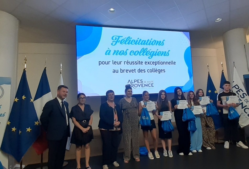 dsden04's tweet photo. Cérémonie du #CD04 de remise de prix aux collégiens qui ont obtenu le #DNB avec mention Très bien
Beaucoup d'émotion pour nos lauréats & leurs familles venues partager ce moment
🙏 Mme la présidente @e_barreille pour cette belle cérémonie
🙏aux équipes pédagogiques
👏 aux élèves https://t.co/Yw2S2z9FZT