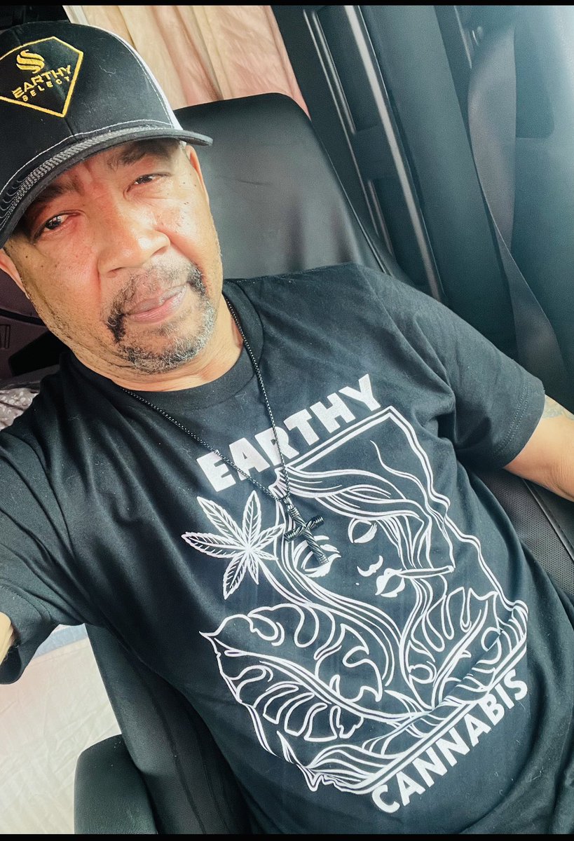 smokeydee44's tweet image. My boys in Asheville NC sent me some swag..we go way back #EarthySelect 🌳🔥💨💨