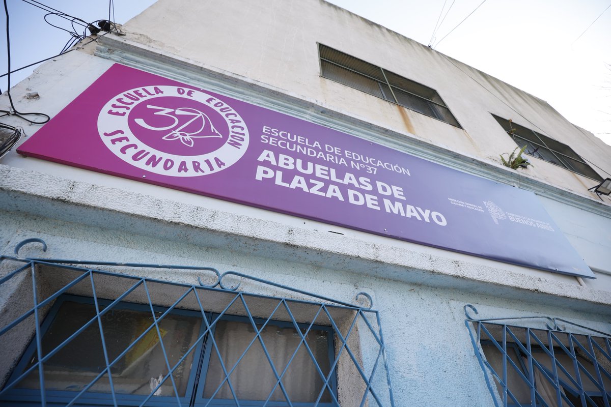 BAeducacion's tweet photo. 🏫 En #TresDeFebrero, el director general @AlbertoSileoni participó del acto de imposición de nombre de la Secundaria 37 "Abuelas de Plaza de Mayo" y del Jardín de infantes 927 "María Elena Walsh", ubicados en la localidad de #Caseros. https://t.co/vcpki2ixY9