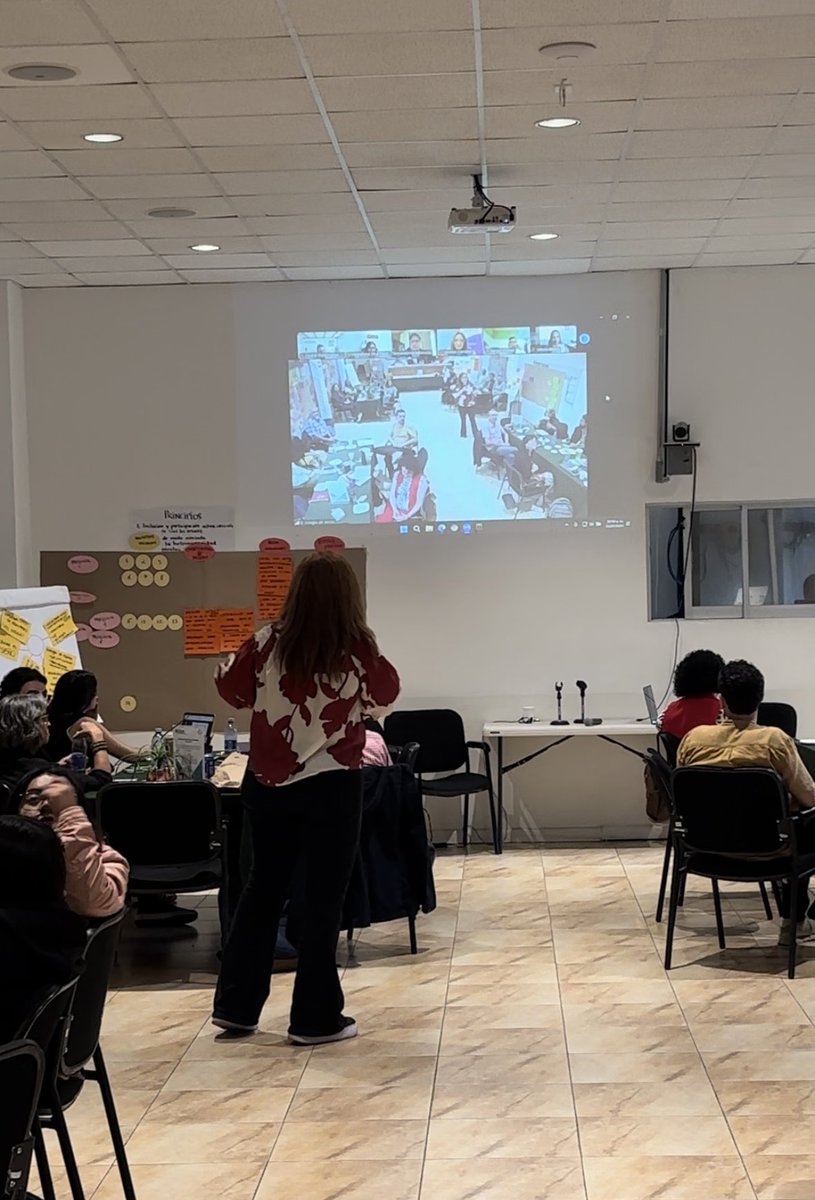 Hoy es el último día del taller presencial del Diplomado de Evaluación Participativa de políticas públicas desde gobierno 2024. Los alumnos de la edición 2023 expusieron lo que han llevado a cabo en este año con los conocimientos en evaluación participativa que adquirieron aquí.