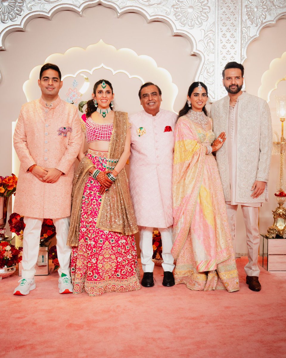 Asadansari_07's tweet photo. ❤️❤️❤️🔥
#AnantAmbani #ShahRukhKhan #GauriKhan #AnantWedsRadhika
#redhulk #SamvidhaanHatyaDiwas
#ENGvsWI #Emergency #JamesAnderson #AnantRadhikaWedding #PharmaCeuticalScam
#RadhikaMerchant
#YashBOSS #JohnCena #AnantAmbani #PriyankaChopra #AmbaniFamily #AnantRadhikaCelebration https://t.co/TAGinVmzhZ
