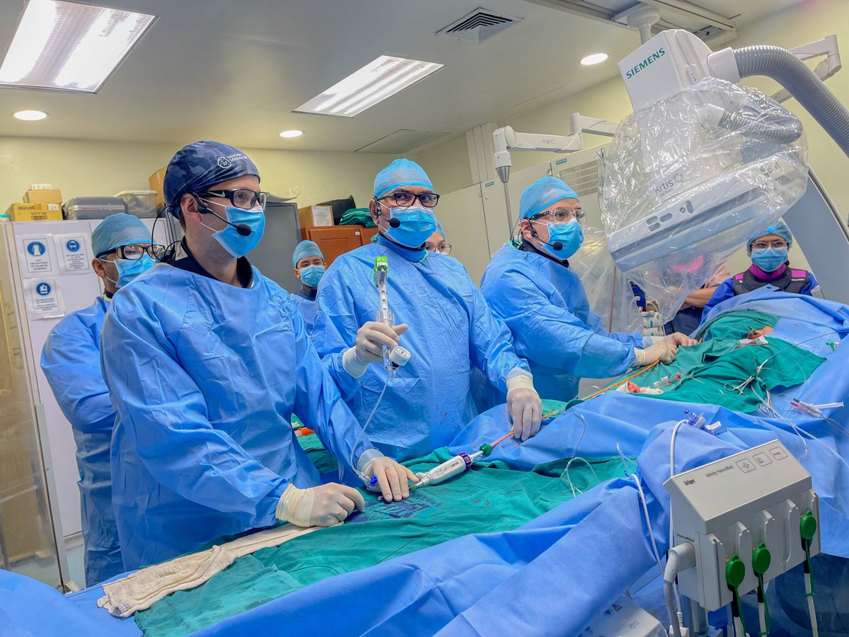 isss_gob_sv's tweet photo. 🎥 El procedimiento TAVI se transmitió desde nuestra Sala de Terapia Endovascular del Hospital Médico Quirúrgico; y fue dirigido por el Dr. Nelson Ulises Bonilla,  Cardiólogo Intervencionista, Dr. @jpdebrahi, Cardiólogo Intervencionista de Argentina y un equipo multidisciplinario de especialistas.

#IIICongresoMedicinaISSS