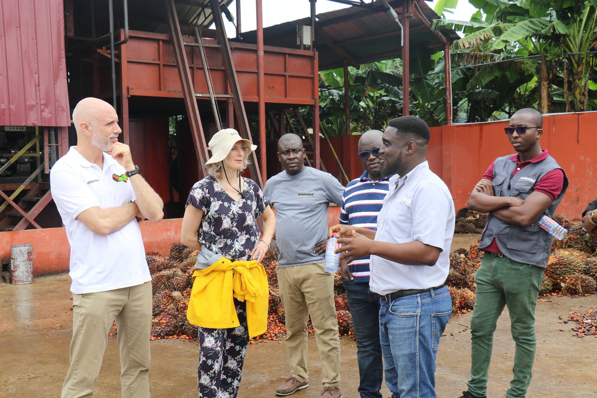 Solidaridad_wa's tweet image. 2/2 He visited Joe Farms and Processing Enterprise, an upgraded oil palm mill under #NISCOPS, and Agro Quorum, a rural service center established with support from @Solidaridad_wa under #SWAPP.