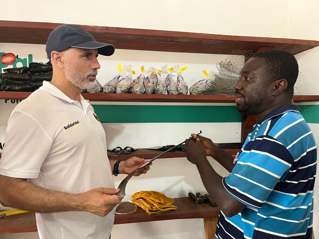 Solidaridad_wa's tweet image. 2/2 He visited Joe Farms and Processing Enterprise, an upgraded oil palm mill under #NISCOPS, and Agro Quorum, a rural service center established with support from @Solidaridad_wa under #SWAPP.