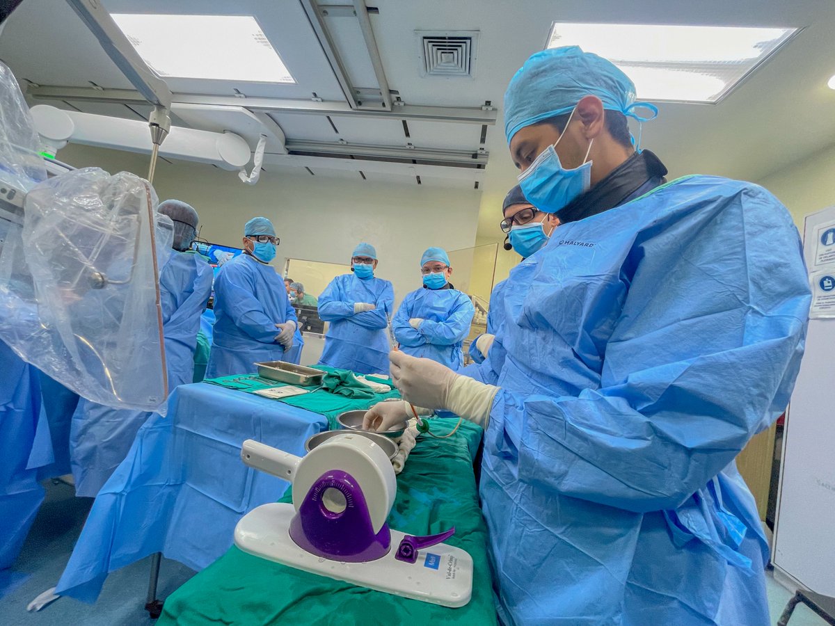 isss_gob_sv's tweet photo. Nos mantenemos a la vanguardia de la medicina con la realización de implantes de válvula aórtica por vía percutánea (TAVI).

Hoy, durante el #IIICongresoMedicinaISSS presentamos el caso en vivo de una paciente diagnosticada con Estenosis Aórtica. 🫀��🏻‍⚕️ https://t.co/ao9Es0wdOu