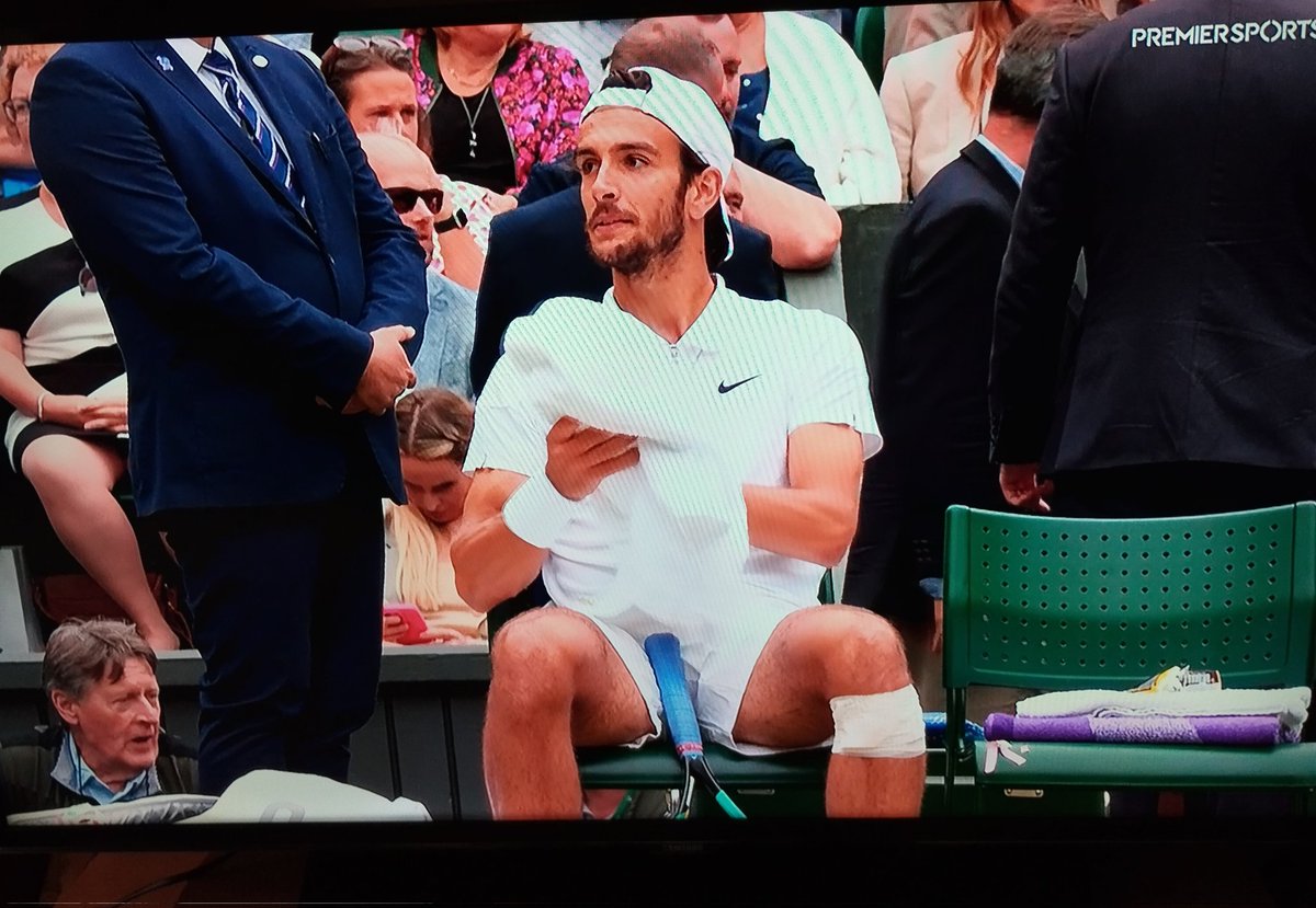 lolymco's tweet photo. Una silla? Seguro que descansan un montón los tenistas en esos asientos @Wimbledon https://t.co/xFOVqisf1j