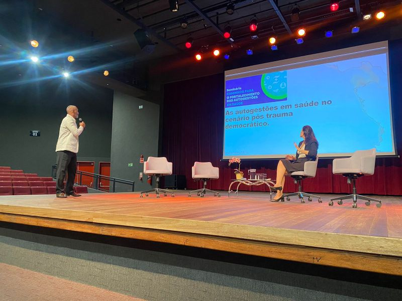 CemigSaude's tweet photo. Em setembro, contamos com a participação de Edvaldo Pereira da Silva, Diretor de Relações com os Beneficiários da Cemig Saúde, no seminário da Associação Nacional dos Participantes de Fundos de Pensão e dos Beneficiários de Saúde Suplementar de Autogestão (ANAPAR). Esse evento de destaque, realizado em Brasília, reuniu representantes de beneficiários de todo o país, proporcionando um espaço para discussões fundamentais.

Durante o evento, foram discutidos diversos tópicos de relevância crucial para os beneficiários de planos de saúde, com ênfase na relação entre os beneficiários e as operadoras de saúde às quais estão associados. O foco principal foi buscar alternativas para unir diferentes categorias de trabalhadores, fortalecer as autogestões em saúde e evitar retrocessos que poderiam afetar as quase 4 milhões de vidas vinculadas a autogestões.

O modelo de autogestão desempenha um papel significativo para a coletividade de trabalhadores ativos e aposentados, fornecendo um sistema de saúde mais digno, com preços acessíveis e qualidade superior. O seminário ANAPAR representou uma oportunidade para abordar essas questões e promover o bem-estar dos beneficiários de autogestões em saúde no Brasil.

O compromisso é continuar promovendo o fortalecimento das autogestões em saúde e garantir o acesso a cuidados de saúde de alta qualidade para todos. 

hashtag#CemigSaúde hashtag#AutogestõesemSaúde hashtag#ANAPAR
