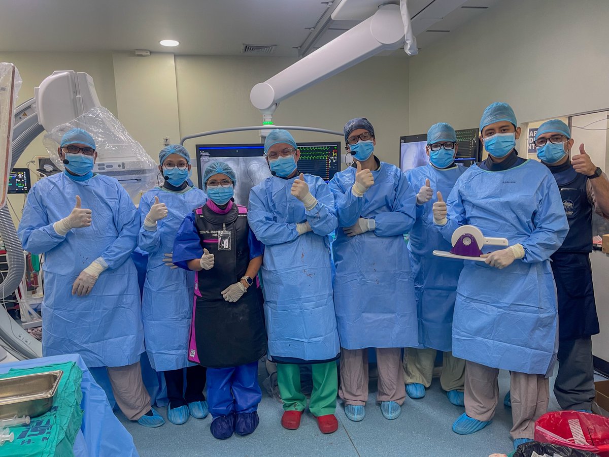 La intervención es mínimamente invasiva. Previene la cirugía de corazón abierto, permite que el paciente se recupere rápidamente y reduce su estancia hospitalaria.

#IIICongresoMedicinaISSS