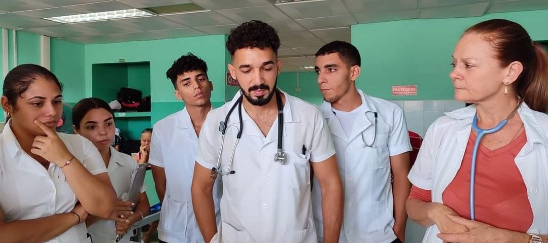 pavel_noa's tweet photo. La medicina interna en el HGAL ha sido siempre un bastión de la institución. Estos médicos, con una formación integral, se encargan de diagnosticar y tratar un amplio espectro de enfermedades, gestionando desde afecciones agudas hasta enfermedades crónicas complejas. 
#Cienfuegos https://t.co/1myt8tunUD
