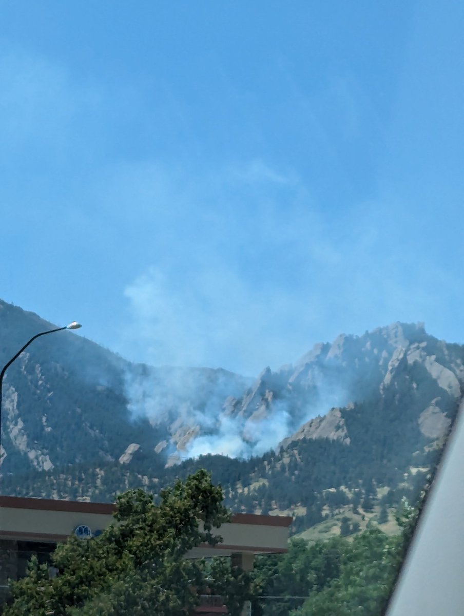 meteomaus's tweet photo. 大学のすぐ西側のフラットアイ��ンの山腹で山火事…
Fire near the Flatiron https://t.co/SAsG4XSiXP