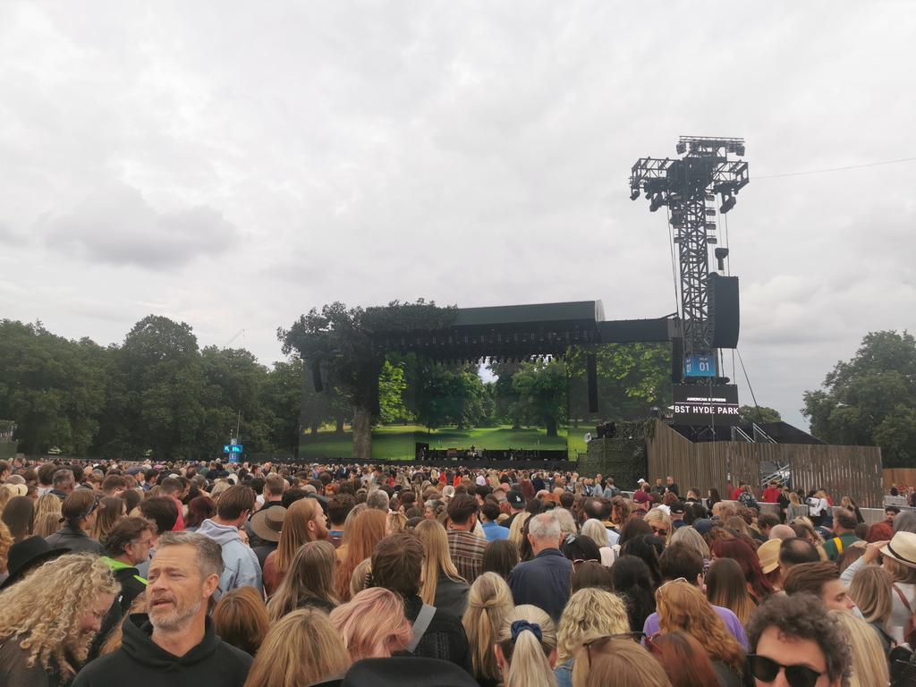 prettejohn's tweet image. Waiting for #stevienicks #BSTHydePark
The gig better be good to compensate for the the smell of raw sewage and ridiculously overpriced beer.