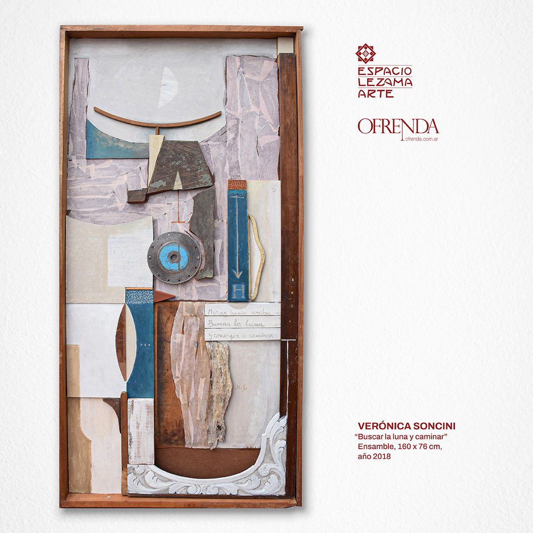 😃 Continuamos el recorrido por las obras de la muestra “Habitar lo sagrado”, del Grupo Ofrenda, con un ensamble de la artista Verónica Soncini.

🔶 Obra: “Buscar la luna y caminar” / 160 x 76 cm. / Ensamble / año 2018.