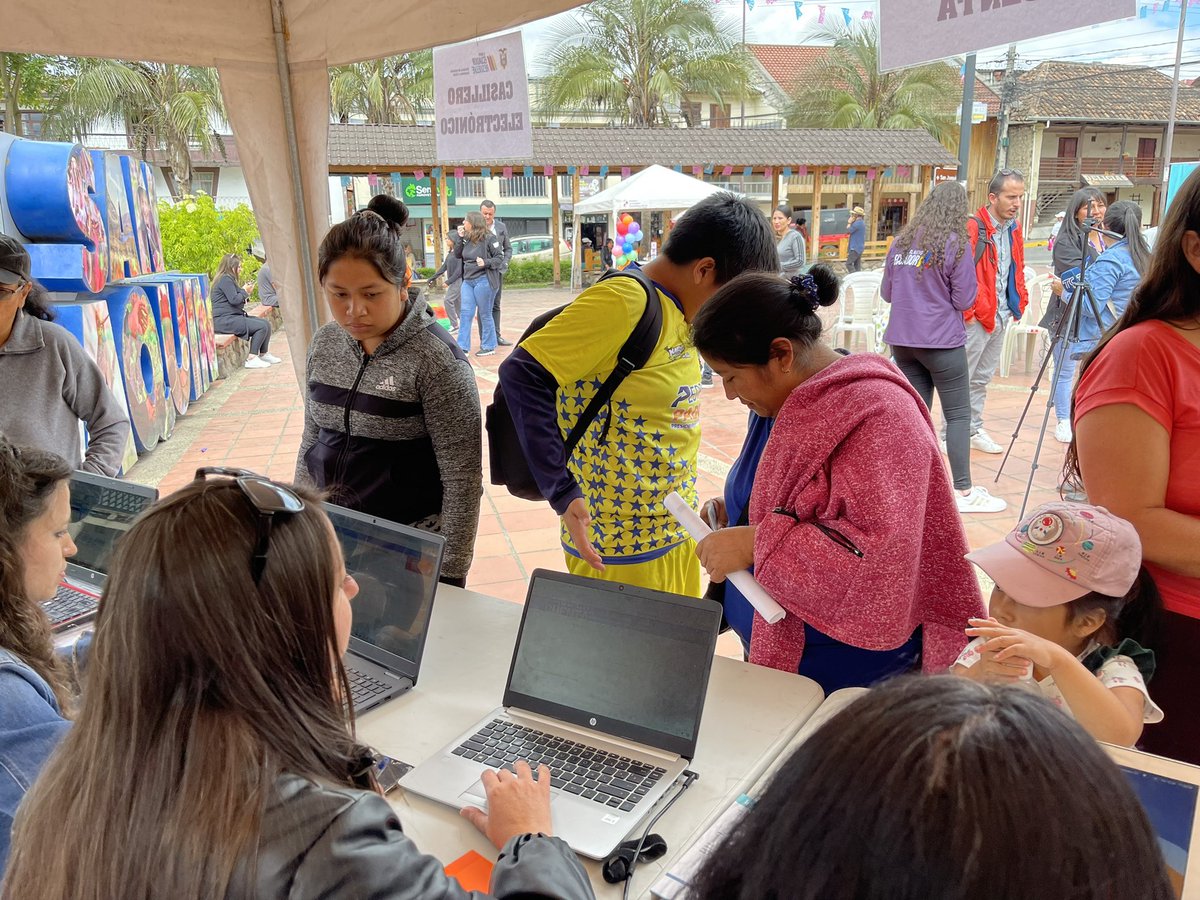 camileonok's tweet photo. Quiero agradecer a nuestros amigos de los medios de comunicación que nos apoyan en estas jornadas, para informar a nuestros beneficiarios de los bonos y pensiones, acerca de los beneficios de unirse a #PagoEnCuenta. #ElNuevoEcuadorResuelve @UNSIONTV @tctelevision @elmercurioec @Academiatvec @tomebamba