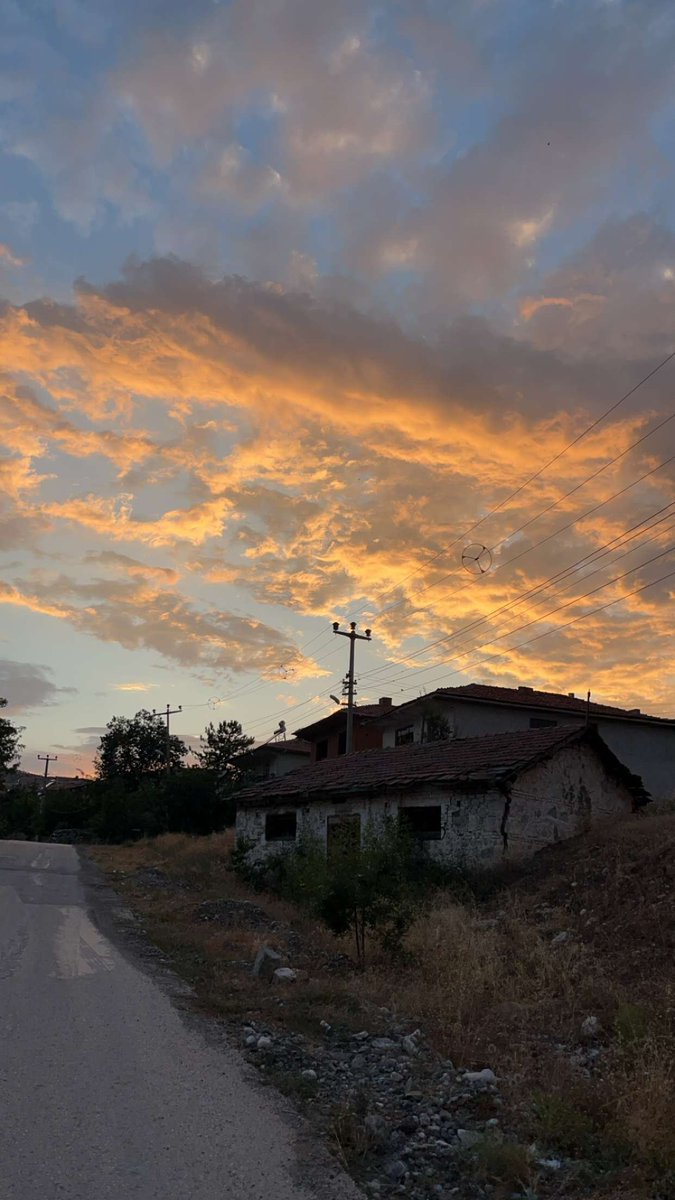 Dünya telaşına virgül koyan bir ayet; "Herkes yarın için ne hazırladığına baksın ."
~Haşr 18