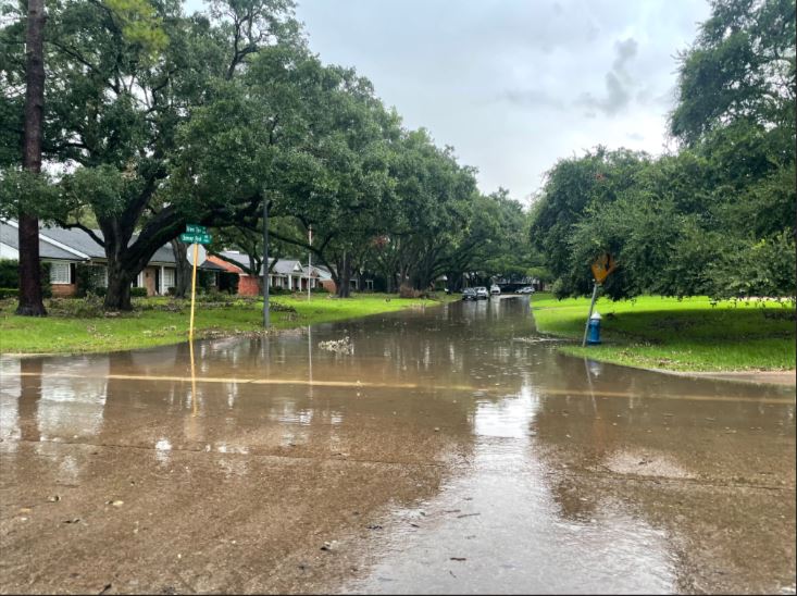 KHOU's tweet photo. High-water areas were spotted off of Chimney Rock Road near the Galleria area as storms move though Houston. Are you seeing weather or flooded roads? If you shot photos or videos, share them through the Near Me feature of our app. 

Full forecast: https://t.co/2BJyAIoa51 https://t.co/2u3zhNPM66