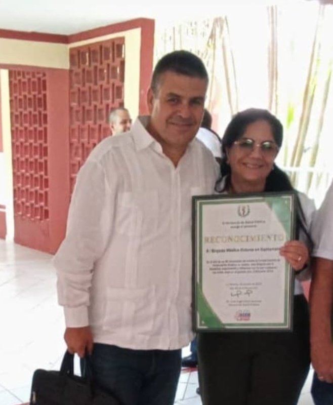 Acompañada de nuestro querido Badia, Secretario del Buró sindical de la Salud en Cuba, está la Dra. Mariheta, Jefa BMCG recibiendo Reconocimiento por los resultados alcanzados durante el último año. Felicidades  colaboradores por  infinito amor y entrega al pueblo guatemalteco.