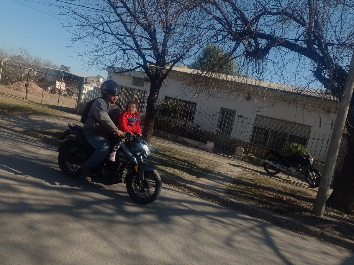 Nadie esta mas feliz por los logros de su padrino que ella 😍🤞🏾❤️