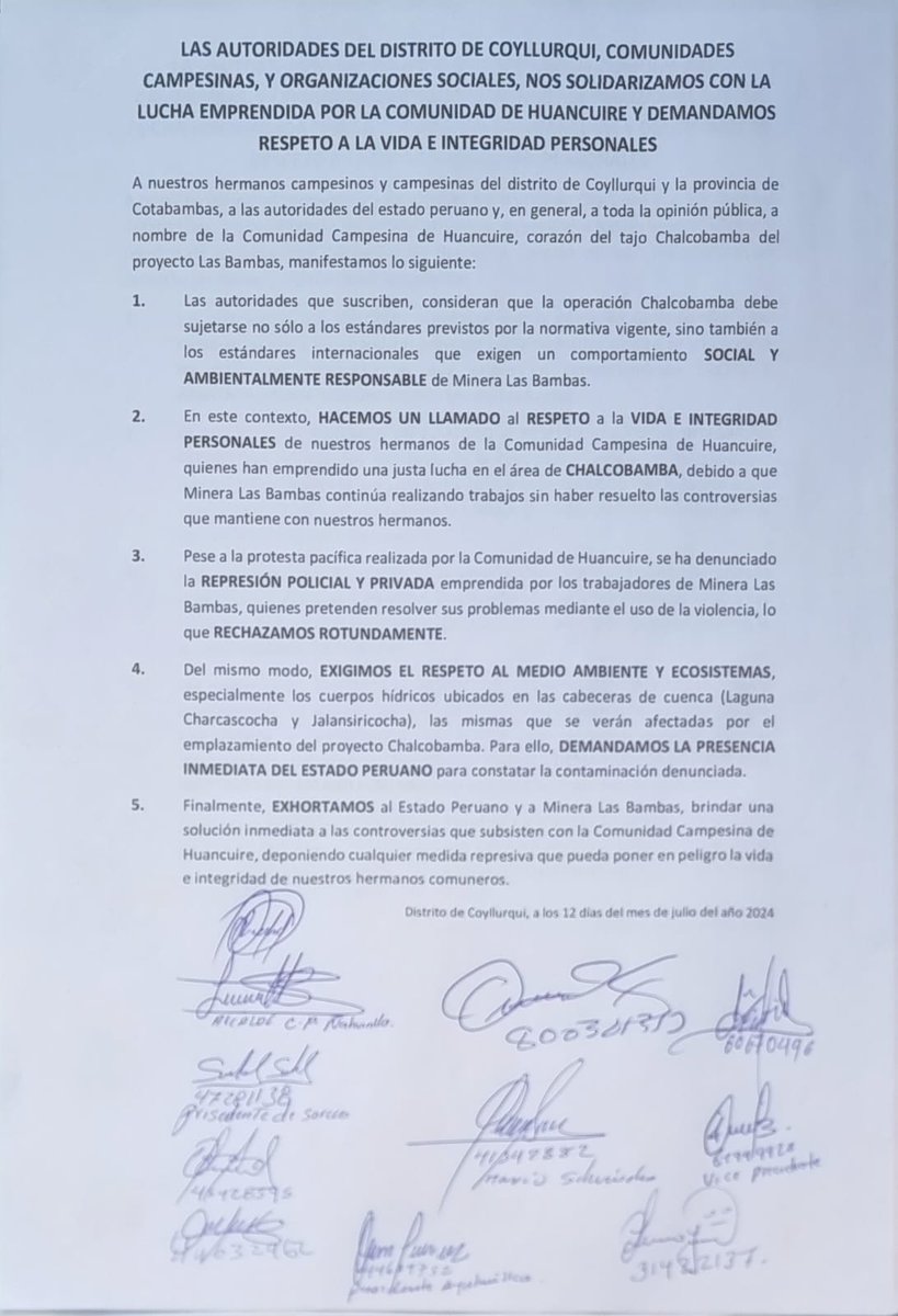 jfowks's tweet photo. "A la policía se le respeta #@+, te agarro y te mato", dice policía a comuneros de Huancuire y Pumamarca en la provincia de Cotabambas en Apurímac, donde ciudadanos realizan paro indefinido contra la mina Las Bambas que contamina sus tierras. Autoridades piden respeto a la vida https://t.co/xeu0Txam29