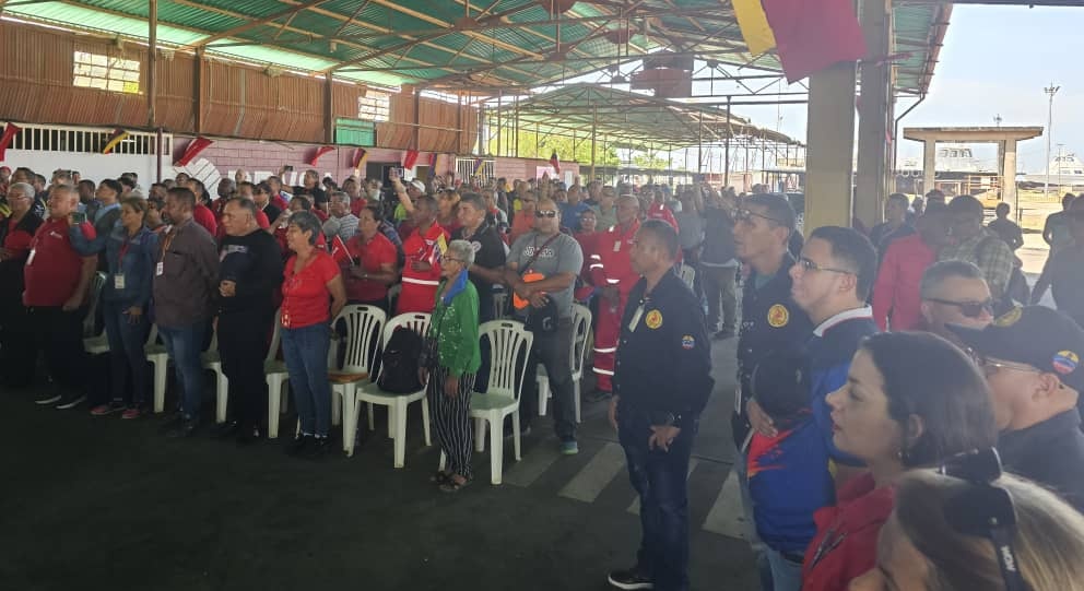 Excelente recorrido de nuestra Dirección de la <a href="/cbolivariana/">Central Bolivariana CBST</a> en la Costa Oriental del Lago llevando el mensaje de Unidad y Lealtad a la Revolución Bolivariana, Contra el Bloqueo y por el Socialismo <a href="/NicolasMaduro/">Nicolás Maduro</a> es la esperanza del Pueblo y la Patria! 
<a href="/PartidoPSUV/">PSUV</a> 
<a href="/dcabellor/">Diosdado Cabello R</a>