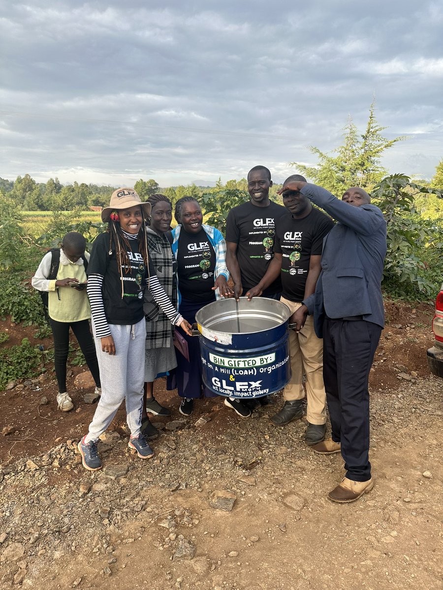 Loah_Org's tweet photo. Be the change! 🌍We gifted GLFx Meru members in Timau a new litter bin, taking a step towards a cleaner, greener community. Let's inspire better living habits, starting with not littering. Together, we can make a difference! #Sustainability #CommunityAction #GLFxMeru #BeTheChange https://t.co/T18KX76wwW
