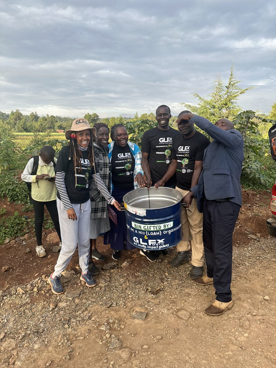 Loah_Org's tweet photo. Be the change! 🌍We gifted GLFx Meru members in Timau a new litter bin, taking a step towards a cleaner, greener community. Let's inspire better living habits, starting with not littering. Together, we can make a difference! #Sustainability #CommunityAction #GLFxMeru #BeTheChange https://t.co/T18KX76wwW