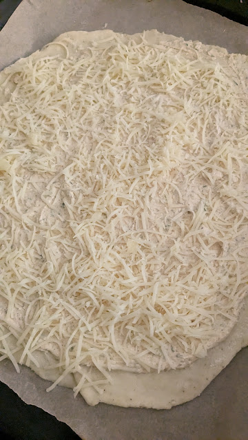 LizCollet's tweet photo. Unwetter draussen, Genuss drinnen. Quark-Öl-Teig mit erfrischender Schmand-Lemon-Gewürzmischung (Gewürze en detail morgen im Blogbeitrag, plus Kräuter: Rosmarin, Thymian) und geriebenen Käse
zur #CrimeTimeAtPrimeTime https://t.co/ea52tq7d4u