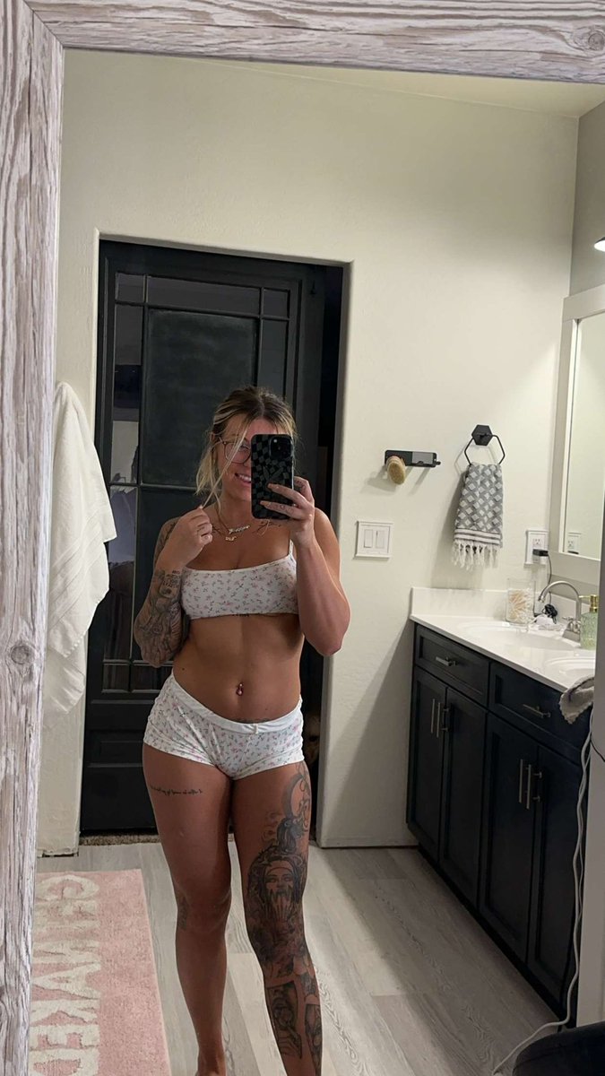 littlebuffbabe's tweet photo. It’s freak Friday join my onlyfans for a dirty pic 😏😏 https://t.co/Tj2OviC2a3