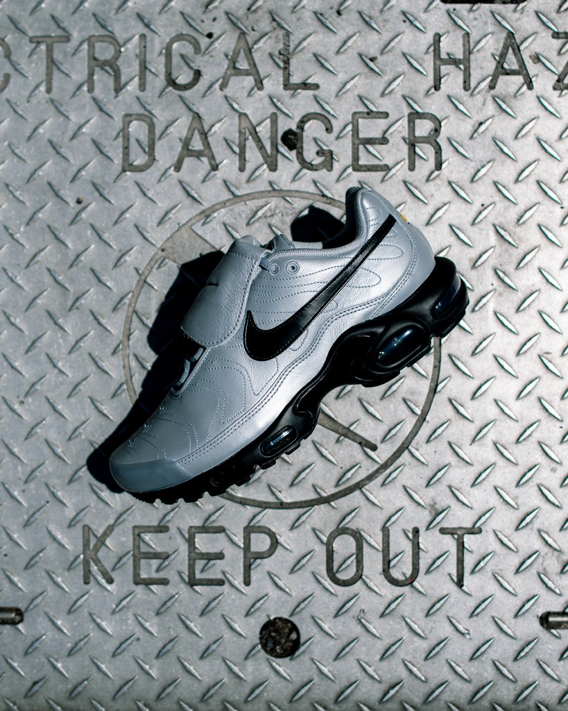 The Nike Air Max Plus Tiempo Wolf Grey / Black - Metallic Silver