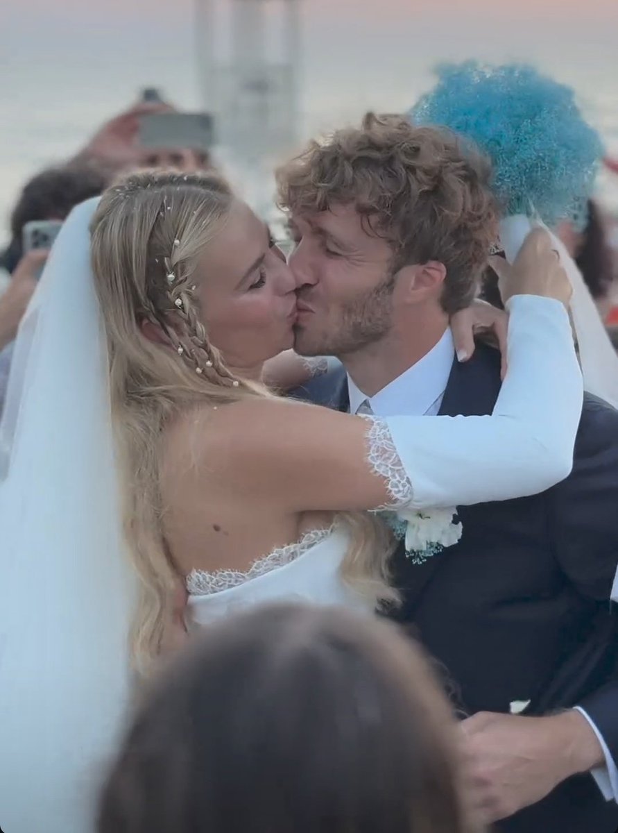 Ivy070485's tweet photo. Amori belli miss e mrs ciavarro 🥹#ciavarrini https://t.co/D1K77qlaOQ