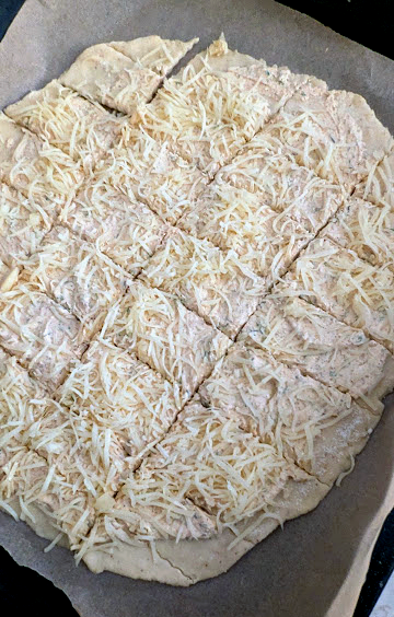 LizCollet's tweet photo. Unwetter draussen, Genuss drinnen. Quark-Öl-Teig mit erfrischender Schmand-Lemon-Gewürzmischung (Gewürze en detail morgen im Blogbeitrag, plus Kräuter: Rosmarin, Thymian) und geriebenen Käse
zur #CrimeTimeAtPrimeTime https://t.co/ea52tq7d4u